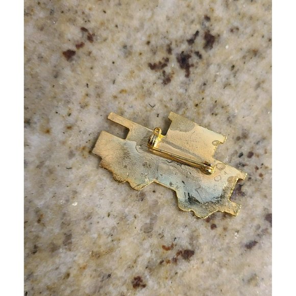 Vintage Lions Club Auburn Washington Red Train Caboose Lapel Hat Vest Pin - Picture 4 of 8